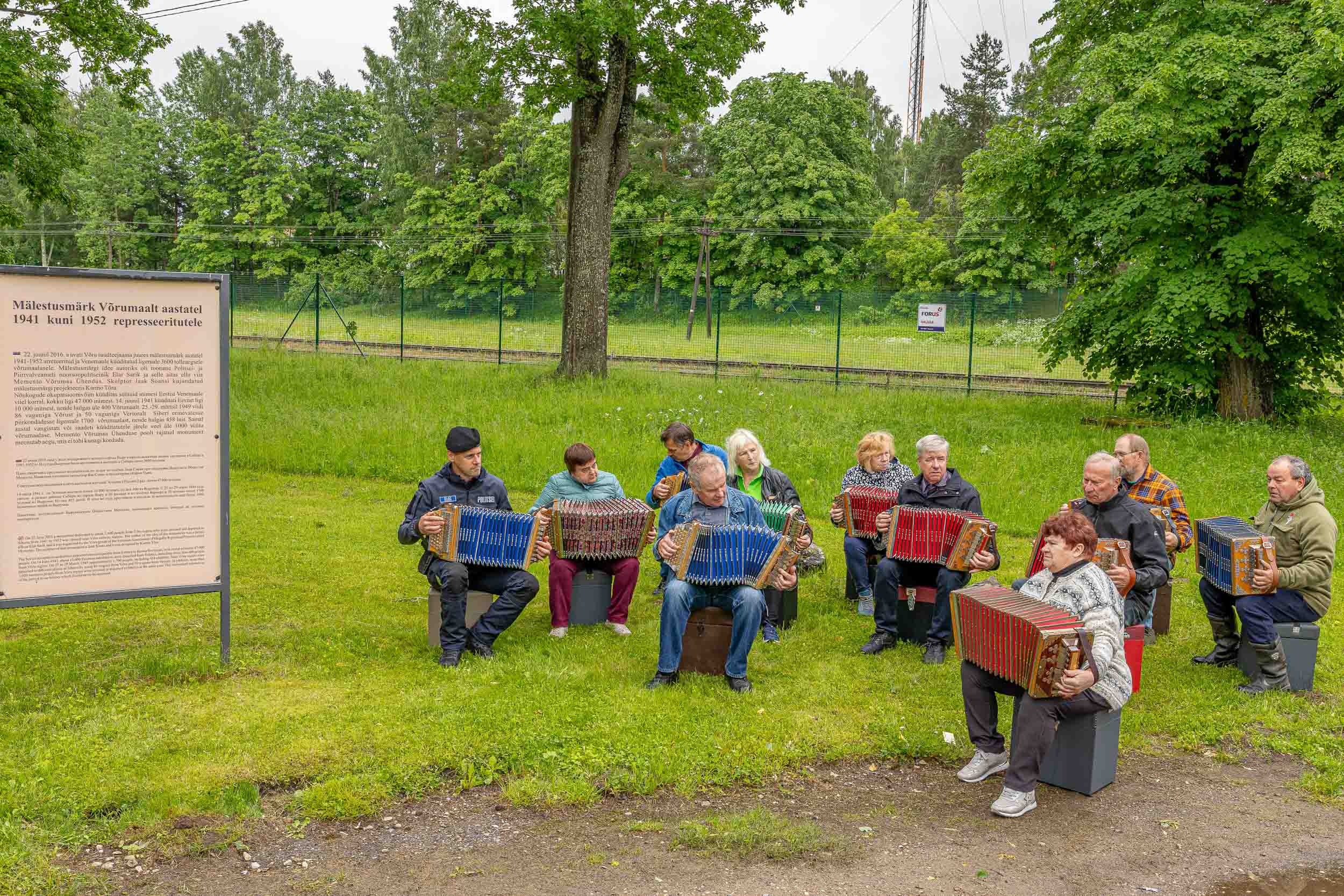 Esimest korda sai juuniküüditamise mälestuspäeval raudteejaamas kuulda ka lõõtspillimängu. Räägiti, et nii mõnigi võttis külmale maale kaasa August Teppo lõõtsa, sest muusika ja laul andsid juba tollel ajal lohutust. Fotod: AIGAR NAGEL